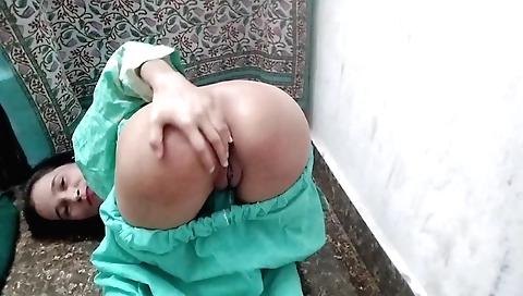 Indian teen 18+ shows her body and fucks her pussy