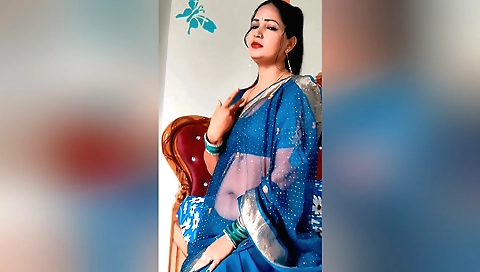 Indian teen with a nice face and a smile xxx in the toilet