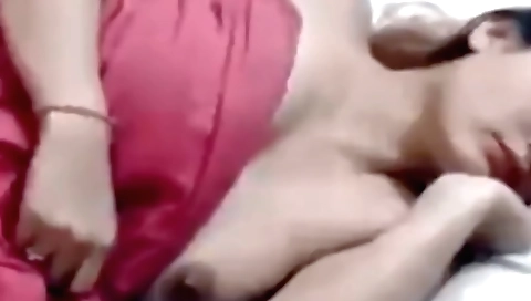 Indian brunette plays with her sexy pussy in amateur video