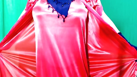 Indian girl with a sexy pussy moans while having a fun