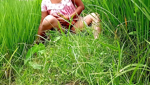 Hindi girl eats rice bhabhi pussy with her hands in outdoor scene