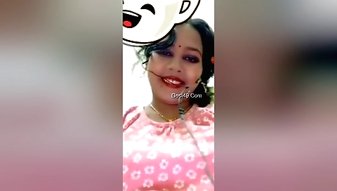 Sexy brunette babe shows off her sexy body and tits