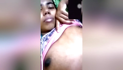 Today Exclusive- Desi Girl Showing Her Boobs On Video Call