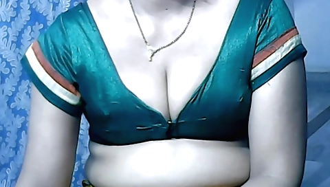 Indian chick shows her big tits and pussy in the hd video