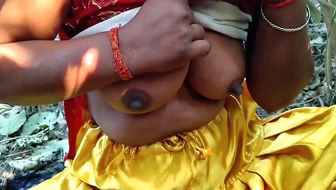 Indian hussy loves getting fucked in pov in homemade video