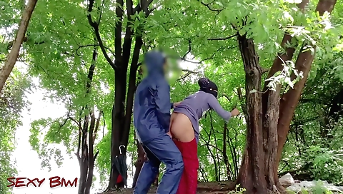 Indian girlfriend fucked in the park on the pretext