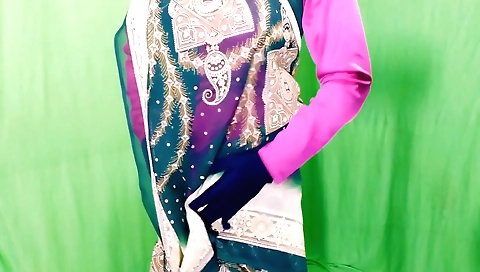 Hot sex video showing a girl on the toilet after shower