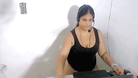 Amateur milf 18+ playing around with her tight twat