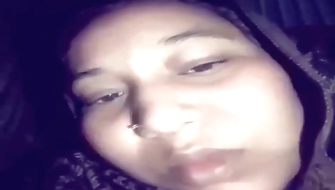 Bhabhi (indian) fucks her pussy in nude web cam video