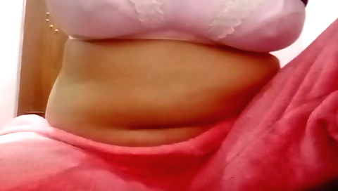 Amateur lady with nice tits masturbating on webcam