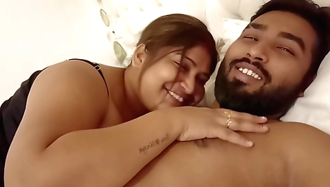 Indian babe has a nice body and she shows her hairy body