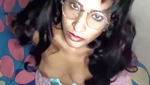 Indian girl with a nice ass is giving a facial in amateur vid