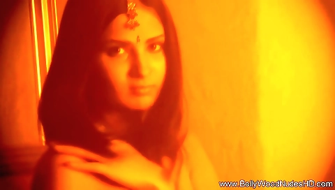 Indian girlfriend with a sexy body enjoys fingering