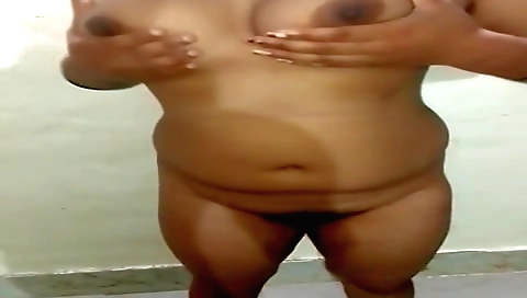 Indian girl enjoys being a fan of her gorgeous body