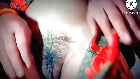 Indian babe has a pleasure to masturbate on her phone